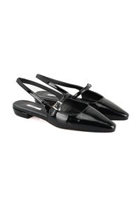 Chaussures slingback en cuir verni noir avec un bout pointu, dotées de deux sangles avec un petit détail de boucle et d'un petit talon bloc.
