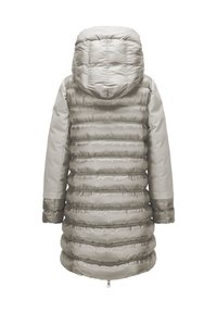 Grau gepolsterter Mantel mit Kapuze, ausgestattet mit einer gesteppten Textur, glatten Ärmeln und einer längeren Länge. Reißverschlussverschluss am hinteren Saum.