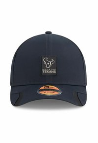 Marineblaue Baseballmütze mit flachem Schild, versehen mit einem Houston Texans Logo-Patch und verstellbarem Riemen auf der Rückseite. Weicher, strukturierter Stoff.