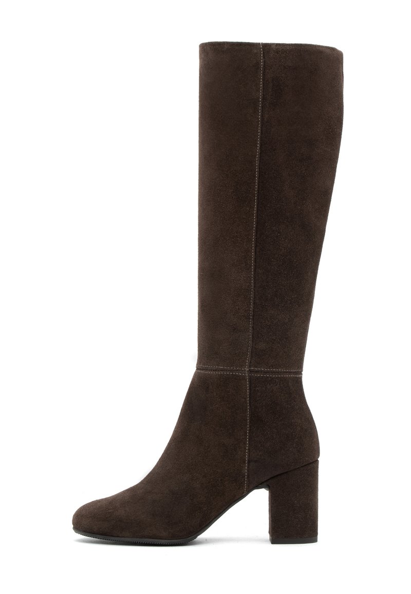 Bota de ante marrón hasta la rodilla con tacón cuadrado, que presenta una textura suave, detalles de costura vertical y un diseño de puntera redondeada.