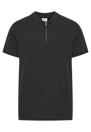 Sort polo skjorte lavet af blødt stof, med en kort lynlåskrage, korte ærmer og et diskret præget logo på brystet.