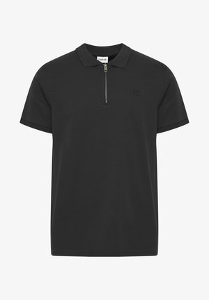 Polo noir fabriqué en tissu doux, doté d'un col zippé court, de manches courtes et d'un logo en relief discret sur la poitrine.