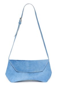 Sac à main en cuir bleu clair avec une finition lisse, une forme incurvée, une bandoulière réglable et une fermeture à rabat plié.