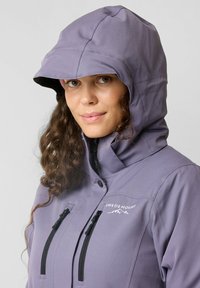Paarse waterdichte jas met capuchon, voorzien van zwarte ritszakken en een wit logo. Glad oppervlak, aangesloten ontwerp, geschikt voor gebruik buitenshuis.
