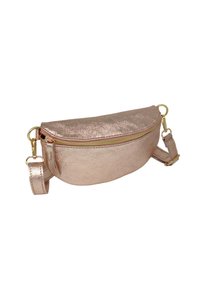 Sac banane metallic rose gold en forme de demi-cercle, avec une fermeture éclair dorée et une sangle réglable. Texture lisse avec un éclat subtil.