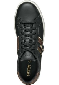 Zapatilla de cuero negro con un acento texturizado de patrón marrón, diseño con cordones y suela de goma blanca. Presenta el logotipo dorado "Geox Respira".