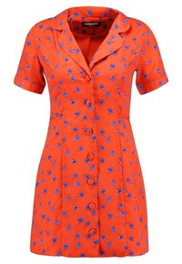 Kortärmad klänning i ljusorange tyg med blå blomsterdesign, med knäppning framtill, krage och två sidofickor.