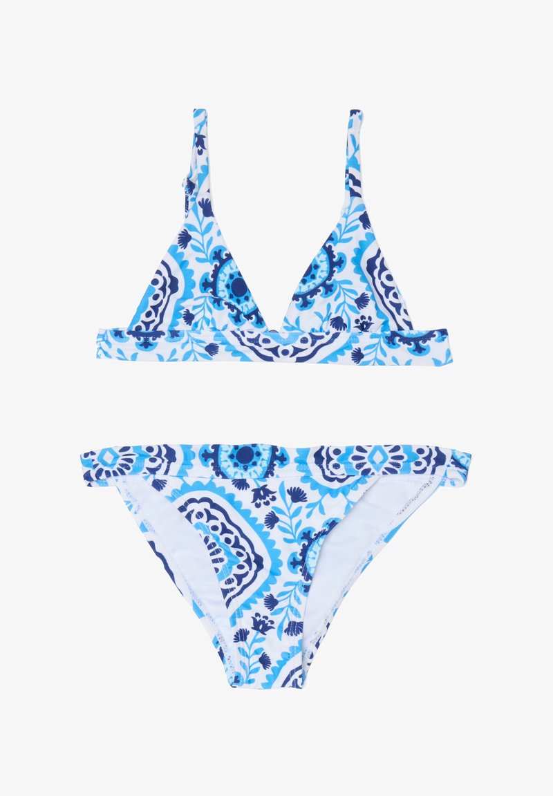 Conjunto de bikini azul y blanco que presenta un bralette triangular con estampados florales y tirantes ajustables, combinado con braguitas de bikini de corte bajo.
