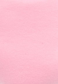 Weicher rosa Filzstoff mit glatter Textur, gleichmäßig gefärbt, zeigt dezente Fasern und einen leichten Glanz. Ideal für Bastelarbeiten oder Polsterungen geeignet.