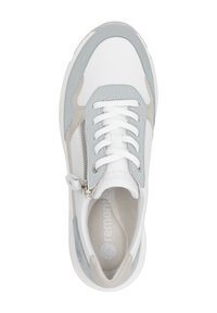 Sneaker blanche avec des accents en suède gris clair, bout rond, fermeture à lacets contrastante, fermeture éclair sur le côté et semelle texturée. Logo de la marque visible sur la semelle intérieure.