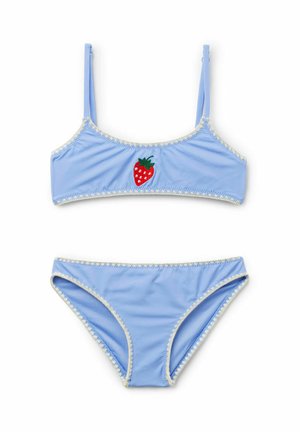 Lyseblå to-delt badedragt med hvidt zigzag-bånd og en rød jordbær broderet på midten foran på toppen.