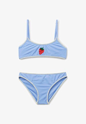 Jasnoniebieski dwuczęściowy strój kąpielowy z białym zygzakowatym wykończeniem i czerwoną truskawką wyszytą na środku przodu stanika.