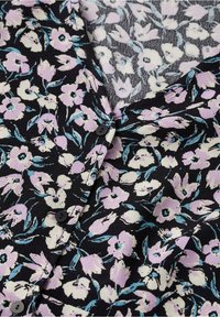 Schwarzer Stoff mit einem floralen Muster in Helllila und Türkis. Hat einen V-Ausschnitt und schwarze Knöpfe auf der Vorderseite. Weiche Textur.