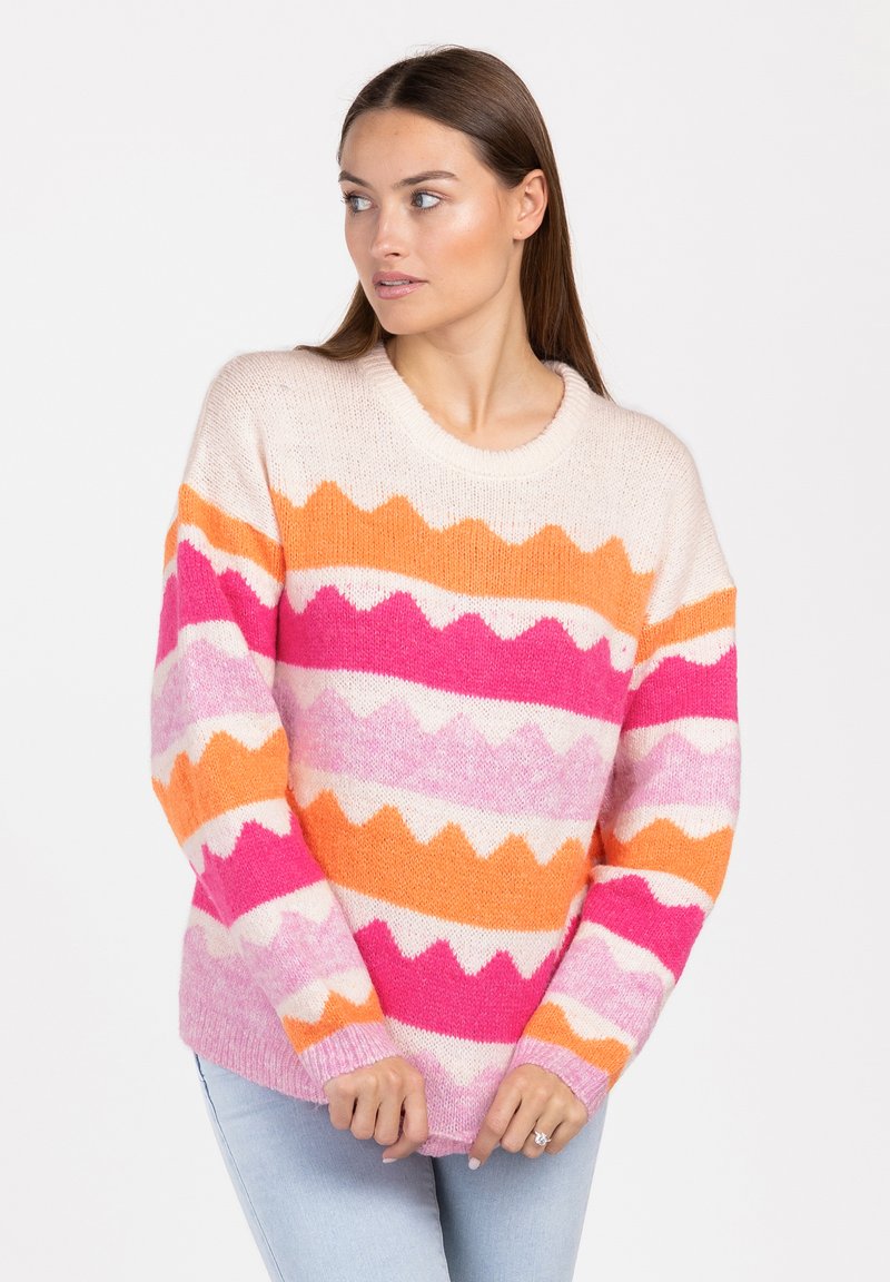 Wielokolorowy sweter dziany z zygzakowymi wzorami w odcieniach różu, pomarańczu i kremu. Okrągły dekolt oraz długie rękawy z prążkowanymi mankietami.