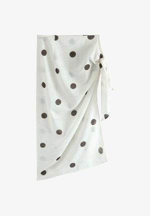 Fehér átvetős szoknya fekete pöttyökkel, oldalán megkötve, lágy anyagredőkkel drapírozva.