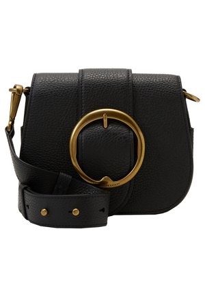 Bolso bandolera de cuero negro texturizado con correa ancha y gran hebilla redonda de latón en la solapa frontal.