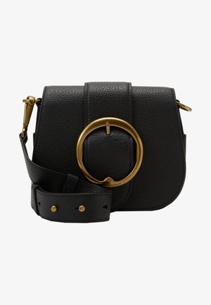 Bolso bandolera de cuero negro texturizado con correa ancha y gran hebilla redonda de latón en la solapa frontal.