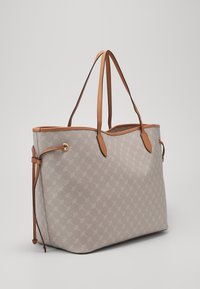 Lichtgrijze tote tas met een textuur patroon, voorzien van dubbele leren handvatten in het bruin, een gestructureerde vorm en decoratieve strikdetails aan de zijkanten.