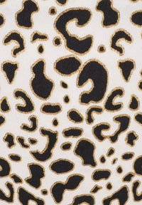 Wzorzysta tkanina z czarnym nadrukiem w panterkę na białym tle, o gładkiej teksturze i wyrazistym kontraście.