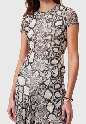 Krótki rękaw top wykonany z lekkiej, teksturowanej tkaniny, zdobiony czarno-białym wzorem w węża, z zaokrąglonym dołem i dopasowanym krojem.