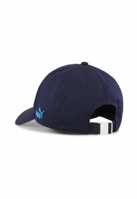 Gorra azul marino con visera curva, correa ajustable en la parte trasera y logotipo de Puma bordado en azul claro en el lateral. Material de algodón con textura.