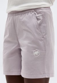 Ανοιχτό μωβ ανδρικό σορτς με ελαστική μέση και πλαϊνή τσέπη, με λευκό λογότυπο μαμούθ στο μηρό.