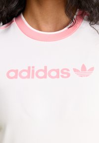 adidas Originals GRAPHIC BADGE SLIM 3-STRIPES - Triko s potiskem - cloud white