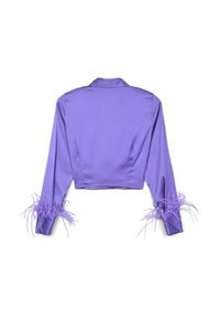 Gekürzte lila Satinjacke mit langen Ärmeln und Federakzenten an den Manschetten; glatte Textur und klassisches Kragendesign.