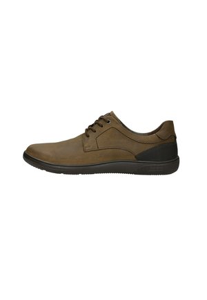 Scarpa in pelle marrone con lacci, punta arrotondata e tacco nero a contrasto, posizionata su uno sfondo bianco uniforme.