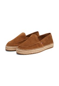 Barna velúr slip-on cipők kerek orral, juta zsinór díszítéssel a talpnál, és sima felülettel. Minimalista dizájnjukkal rendelkeznek.