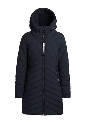 Giacca invernale lunga nera trapuntata con cappuccio, cerniera frontale, tasche laterali con cerniera e etichetta del marchio sulla cerniera.
