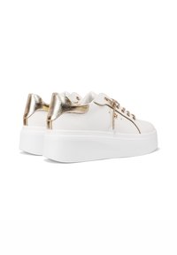 Sneakers piattaforma bianche con accenti in oro metallizzato, tomaia in pelle liscia, punta rotonda e design con lacci. Suola in gomma per aderenza e comfort.
