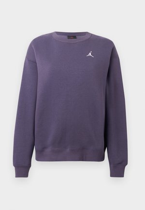 Violeta sporta krekls, izgatavots no kokvilnas maisījuma auduma, ar apaļu kaklu, garām piedurknēm, ribotiem manžetiem un baltu logotipu uz krūšu daļas.
