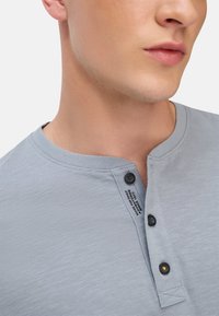 camel active HENLEY AUS MIT KNOPFLEISTE - Langarmshirt - stone blue