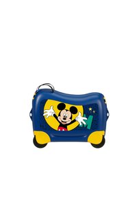 Maleta rígida con un cuerpo azul, acentos amarillos y un gráfico de Mickey Mouse. Tiene dos ruedas y un asa superior para un transporte fácil.