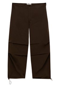 Bruine, wijde broek met een gladde textuur. Beschikt over trekkoorden bij de enkels en unieke vouwdetails langs de zijkanten.