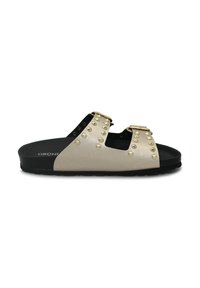 Infradito beige con accenti borchiati, suola nera imbottita, due cinturini regolabili con fibbie e una tomaia liscia simile alla pelle.