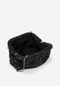 Bolso de mano negro con cuentas y cadena, con una superficie texturizada, forma cuadrada y forro de tela negra. Diseño de parte superior abierta.