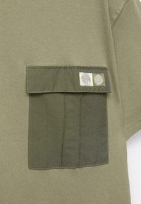 Olivengrøn bomulds t-shirt med en lomme på forsiden, der har to syede pyntemærker og en glat overflade.