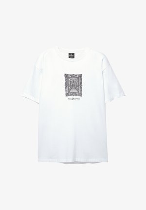 Bela bombažna majica s kratkimi rokavi in krožnim izrezom. Ima črn grafični tisk okrasnega okvirja z napisom "SPREJEM" spodaj.