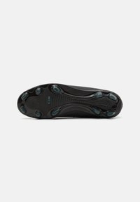 Semelle de chaussure de sport noire avec une surface texturée, un design incurvé et six points d'accroche dotés de studs. Présente des détails d'accent arrondis et transparents.
