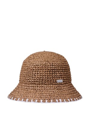 Brązowy pleciony kapelusz typu bucket z szerokim rondem, ozdobiony białymi przeszyciami i metalową metką z logo po boku.