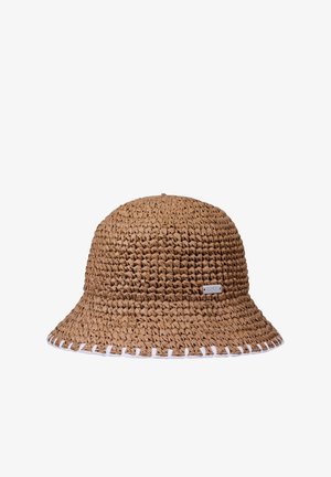 Bruine geweven strooien buckethoed met een brede rand, voorzien van witte stikaccenten en een metalen merklabel aan de zijkant.