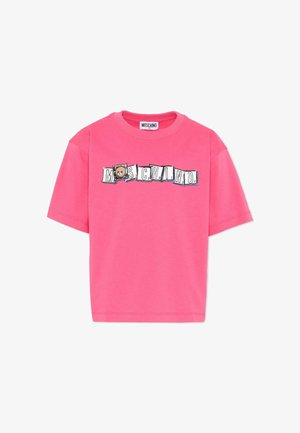 Jasnoróżowy T-shirt z krótkim rękawem z dużymi literami tworzącymi napis "MOSCHINO" i małą twarzą misia zastępującą literę "O" z przodu.