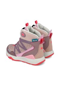Par de botas de invierno impermeables en rosa y púrpura con tiradores rojos, tela estampada y forro de felpa blanca visible en los tobillos.