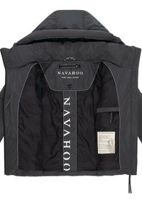 Veste rembourrée noire, dotée d'une capuche, d'une fermeture éclair à l'avant, de grandes poches intérieures, d'une marque bien visible et d'accents réfléchissants le long des coutures.