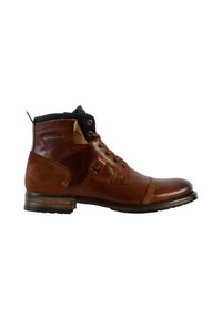 Bota de cuero marrón con un panel de ante, diseño con cordones, cuello acolchado y suela de goma texturizada. Presenta un acento decorativo en el costado.