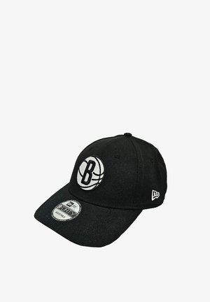Gorra de béisbol negra con un logotipo de baloncesto bordado y la letra 'B' en blanco. Incluye visera plana y correa ajustable.