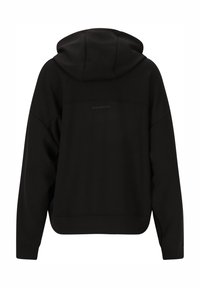 Zwarte hoodie met een ontspannen pasvorm, met een soepele textuur, verlaagde schouders en een subtiel logo op de achterkant.