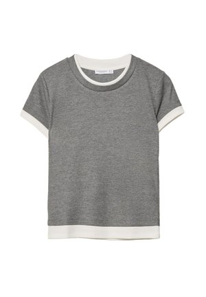 T-shirt grigio a maniche corte realizzato in tessuto morbido, con una texture a coste e dettagli bianchi nel colletto e nelle maniche.